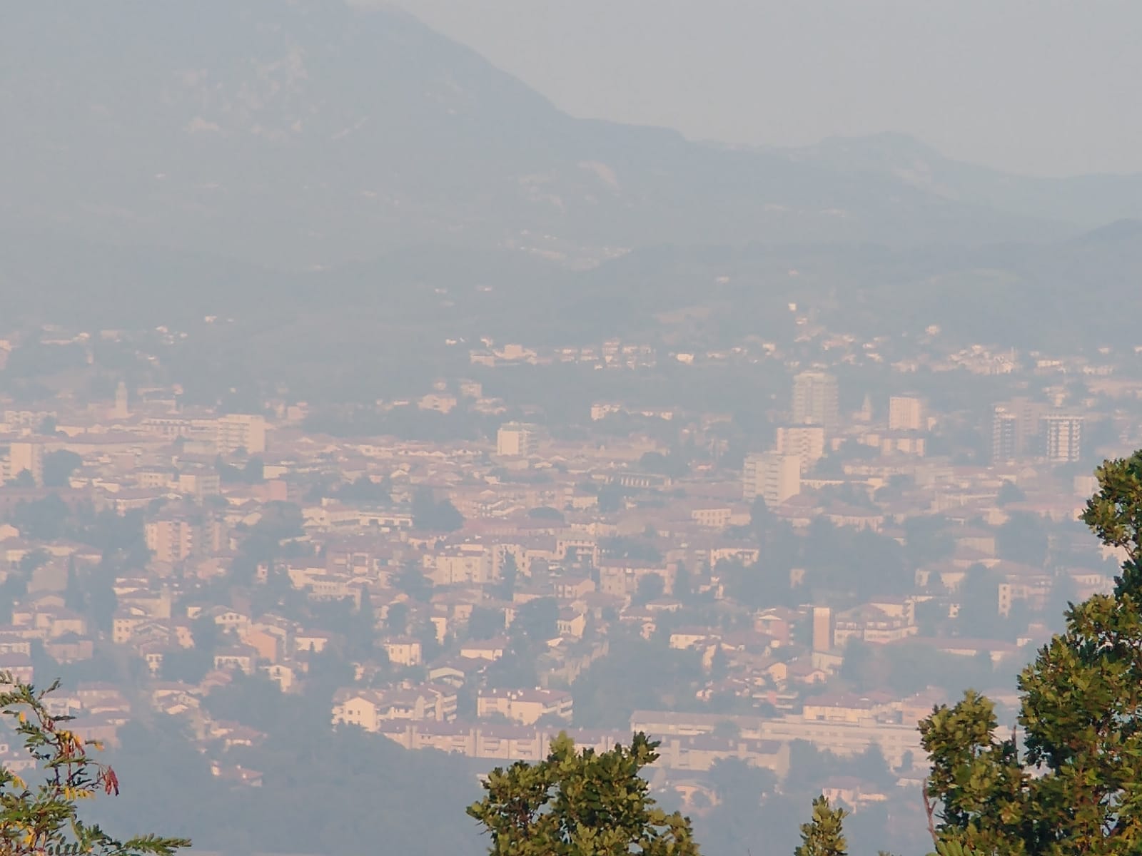 Immagine per Il fumo dell'incendio si sposta su Gorizia, nebbia grigia sulla città